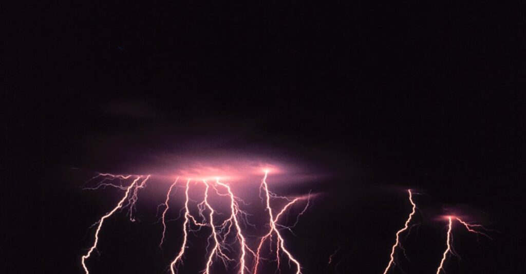 Warum tritt Blitz häufig zusammen mit Gewitter auf?