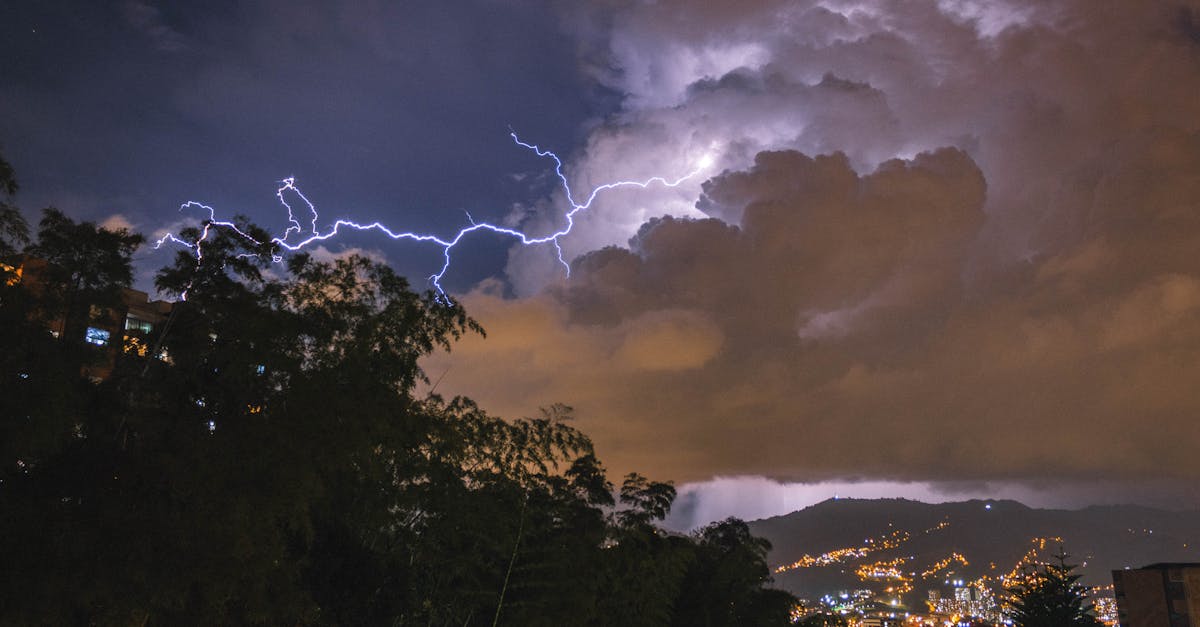 Warum tritt Blitz häufig zusammen mit Gewitter auf?