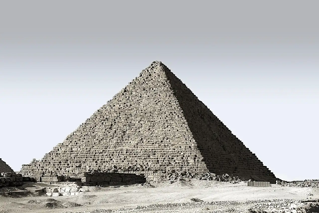 Welche Stadt in Ägypten ist für Pyramiden berühmt?