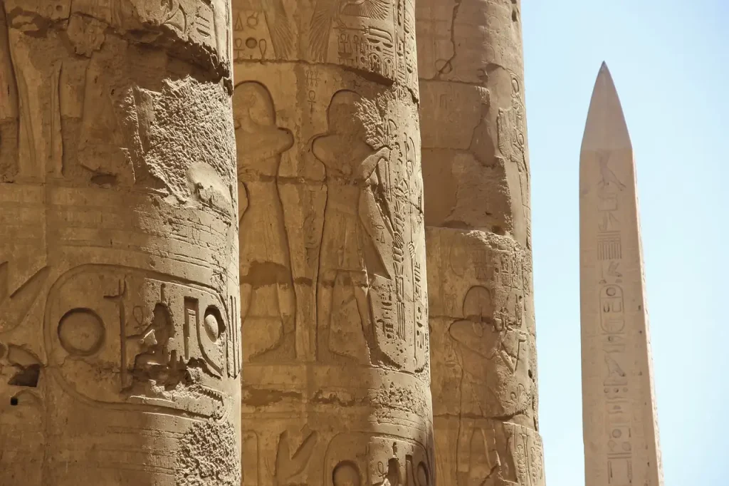 Welcher Tempel in Luxor hat die beeindruckendsten Säulen?