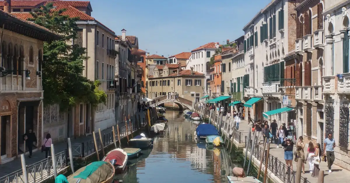 Welche italienische Stadt hat Kanäle anstelle von Straßen?