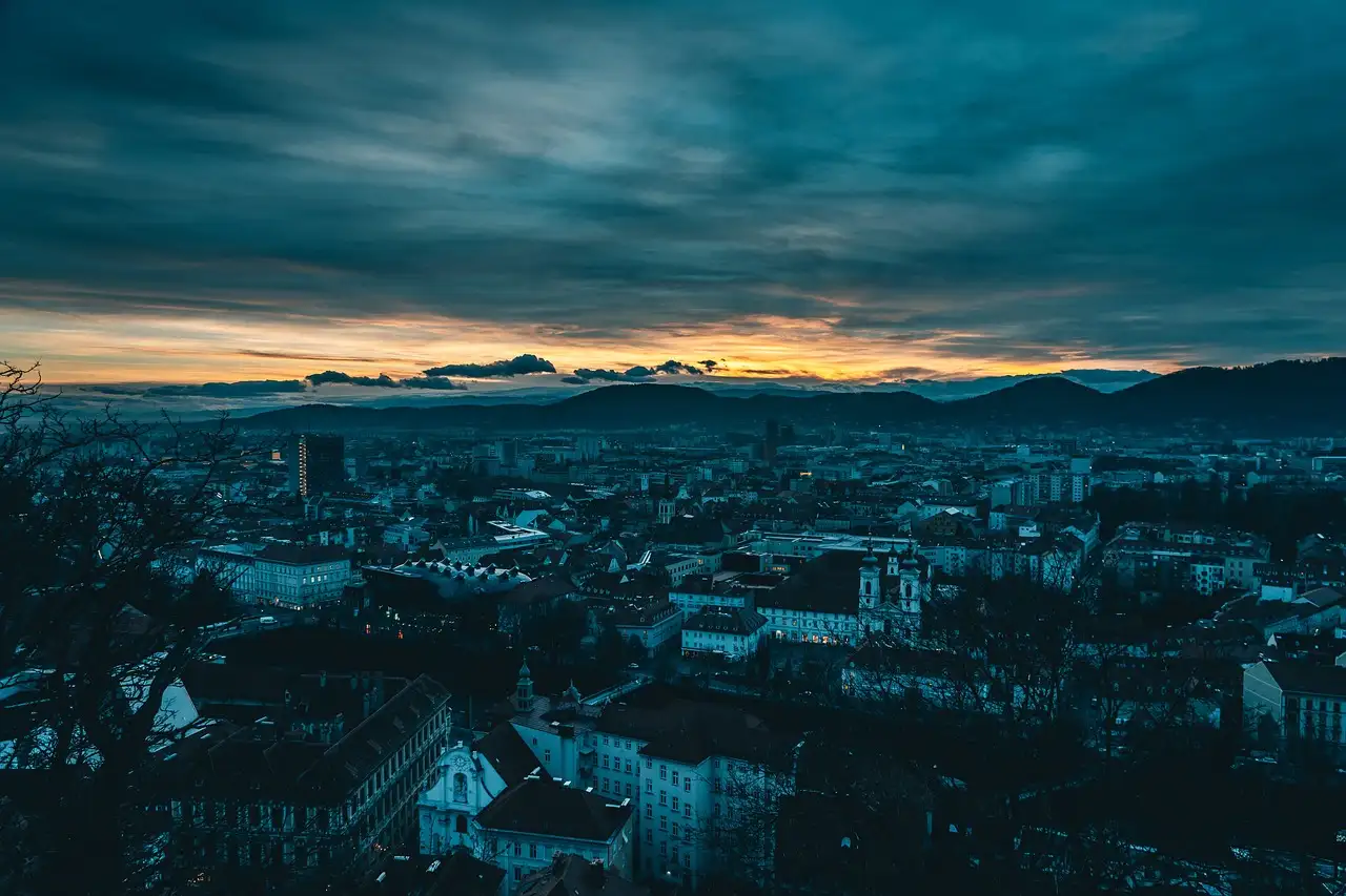 Welche Stadt in Österreich ist für Musikakademien bekannt?
