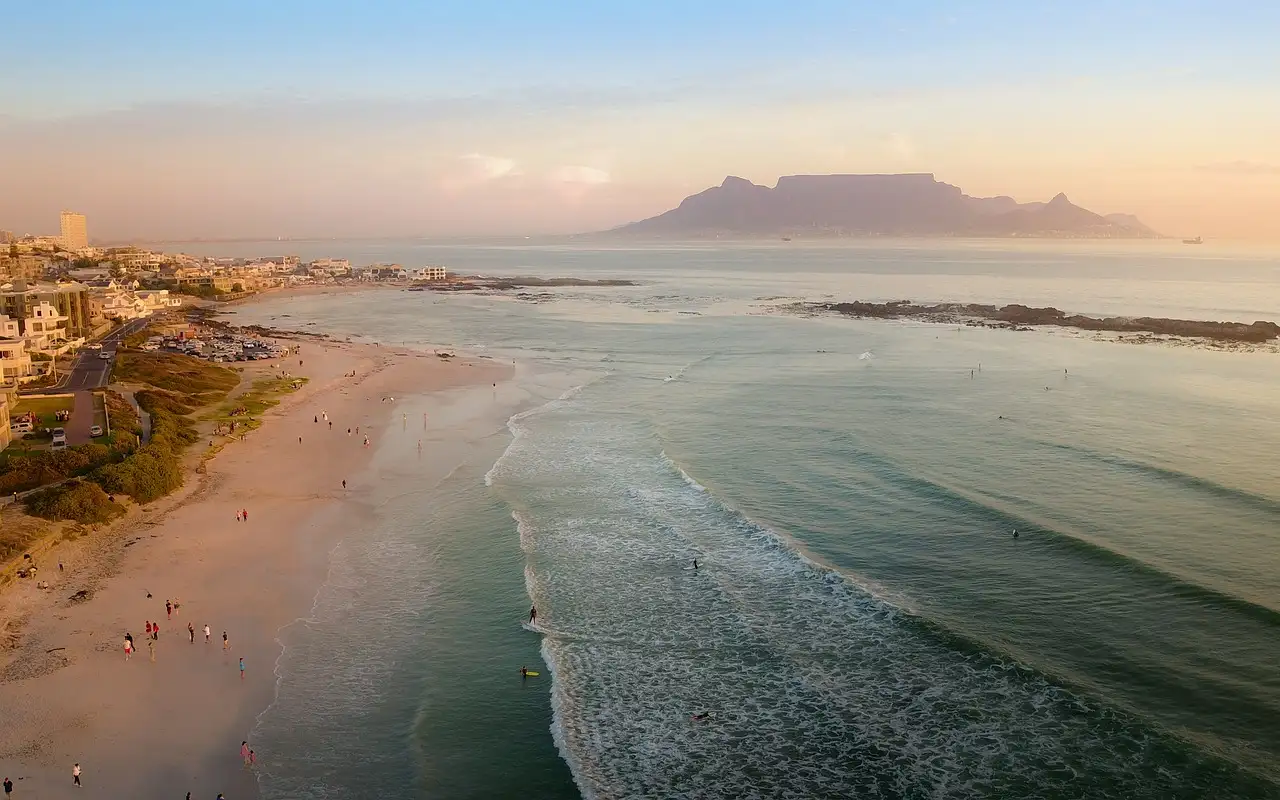 Welche Stadt in Südafrika ist berühmt für Robben Island?