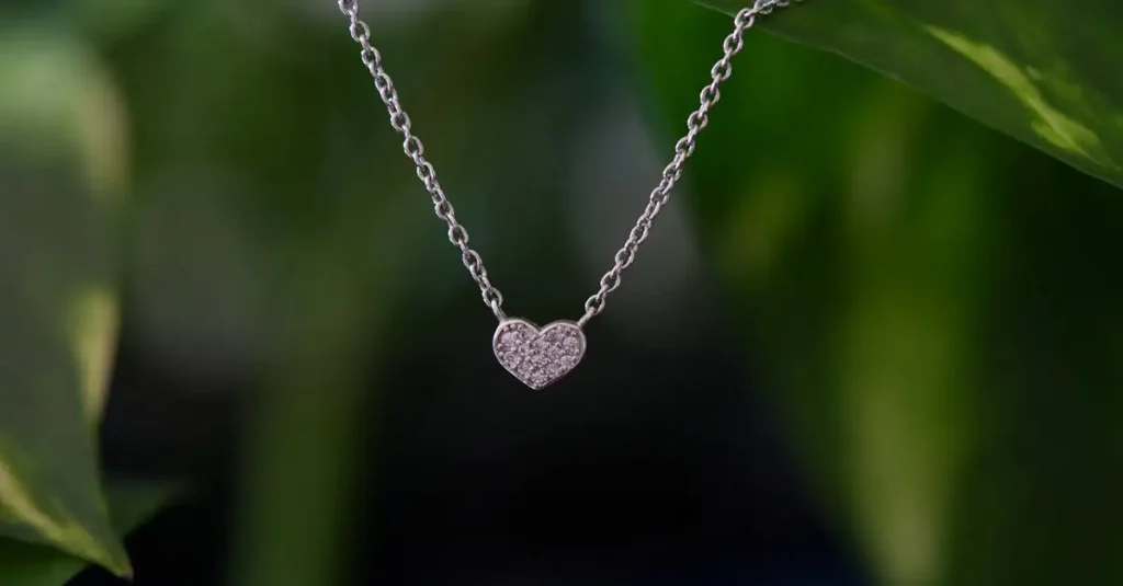 Wie bringt Zahnpasta silbernen Schmuck zum Glänzen?