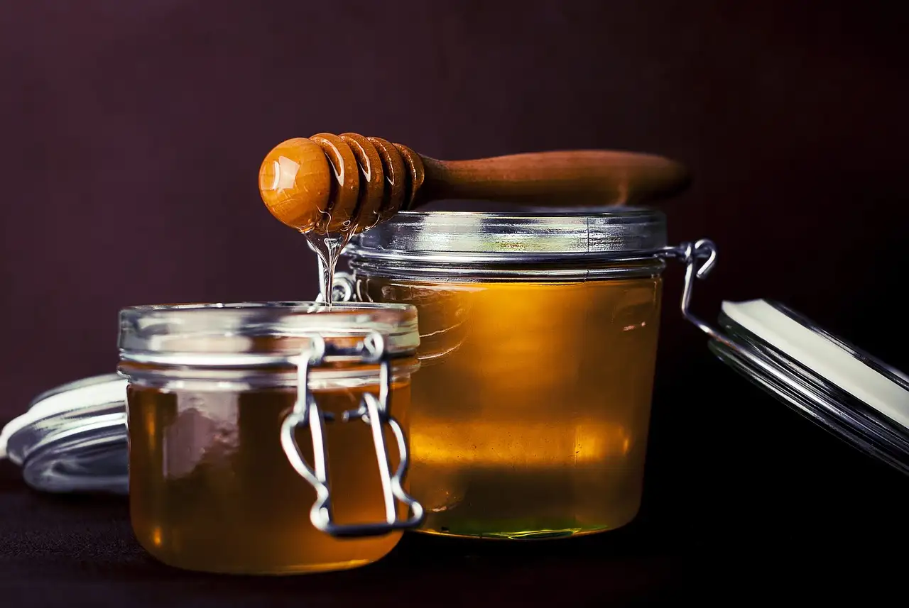 Wie helfen Zitronensaft und Honig gegen dunkle Flecken?