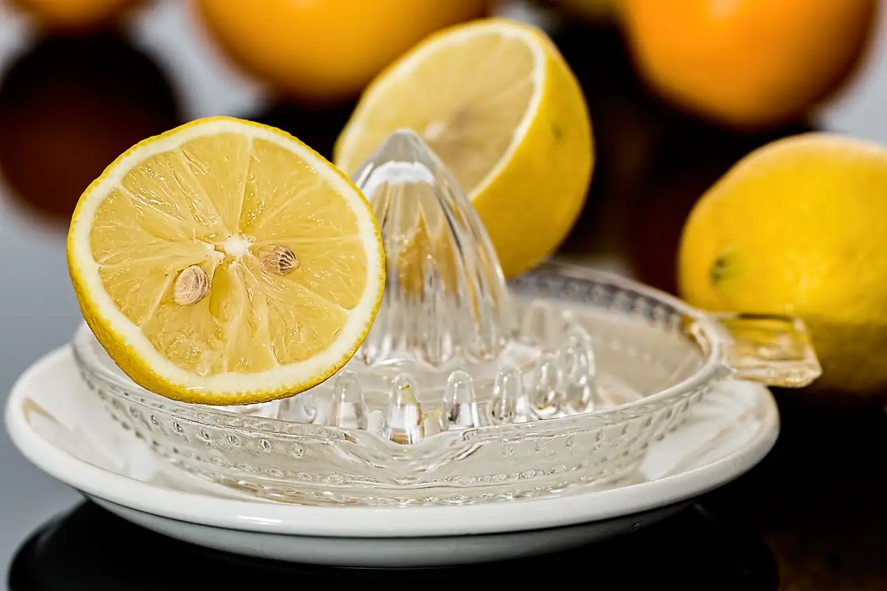 Wie hilft Zitronensaft gegen Pigmentflecken?