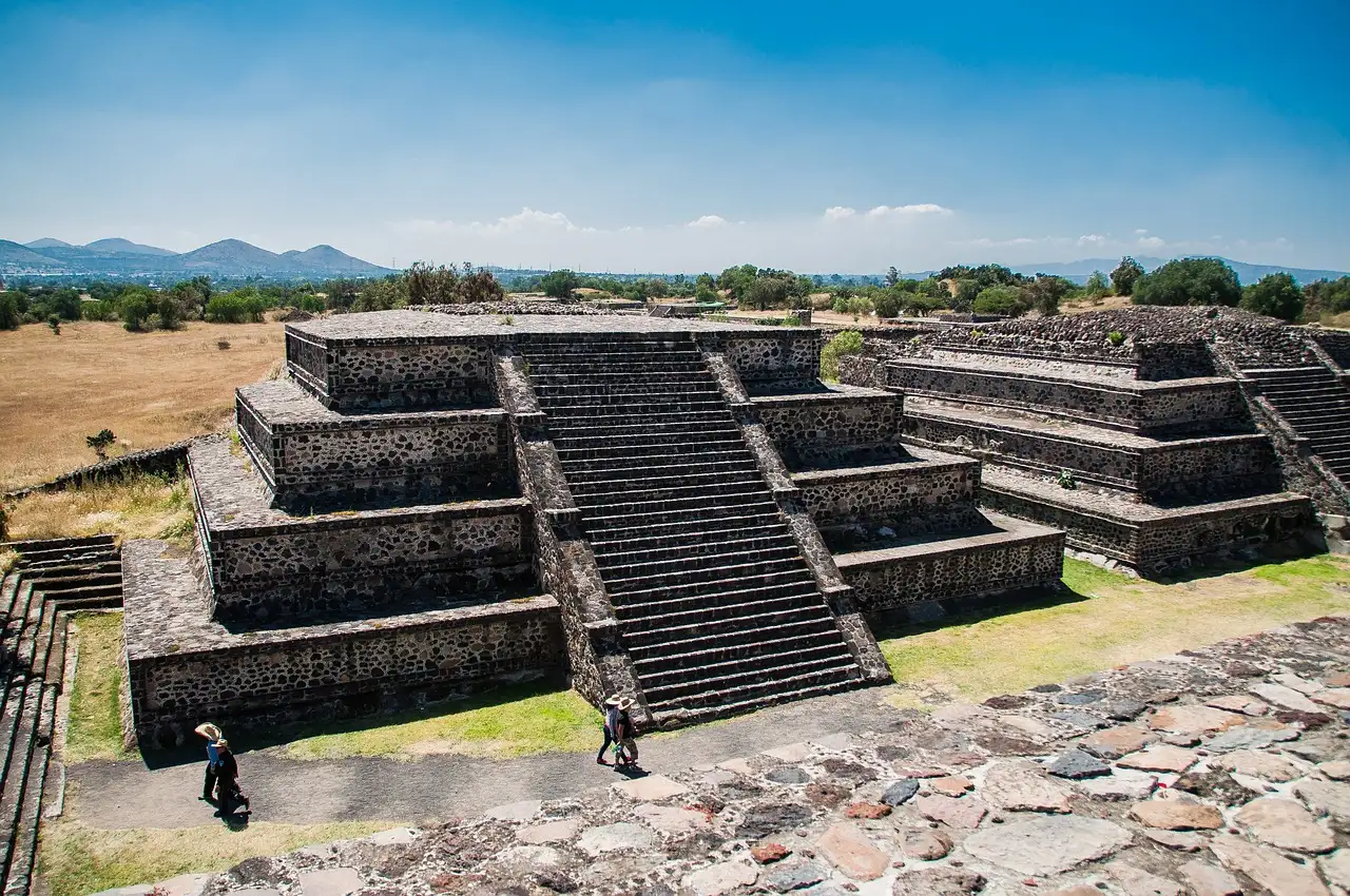 Wie setzten die Azteken ihre Bildhauerkunst effektiv ein?