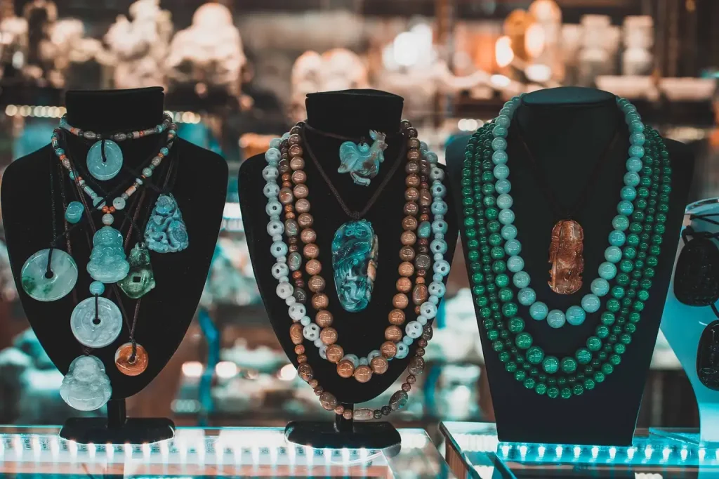 Wie wurden Edelsteine und Jade in der aztekischen Kunst genutzt?