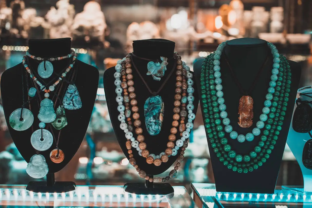 Wie wurden Edelsteine und Jade in der aztekischen Kunst genutzt?