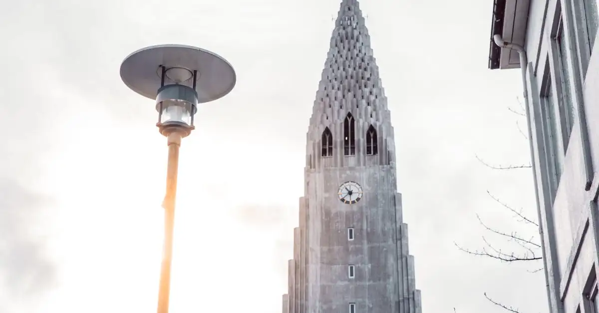 Welche Kirche in Reykjavík ähnelt Basaltsäulen?