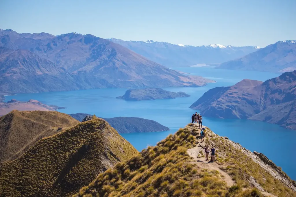 Welche Stadt in Neuseeland besticht durch natürliche Schönheit?