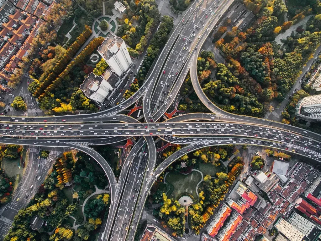 Wie beeinflussen Benzinpreise und Infrastruktur die Autoindustrie?