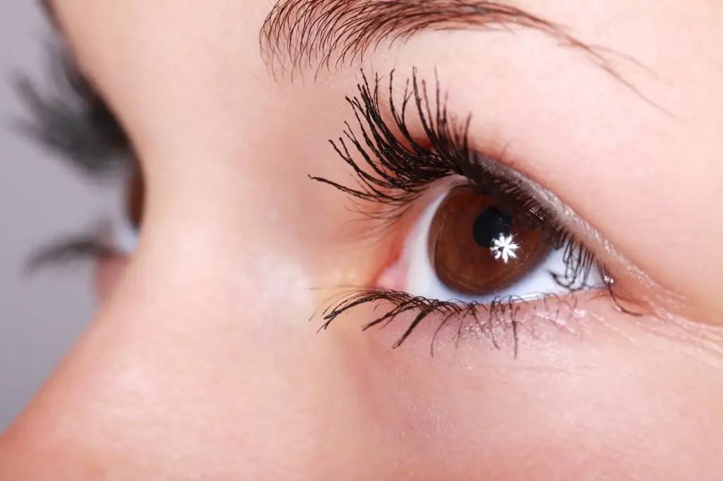 Wie verstärkst du deine Wimpern mit Rizinusöl? Tipps hier!