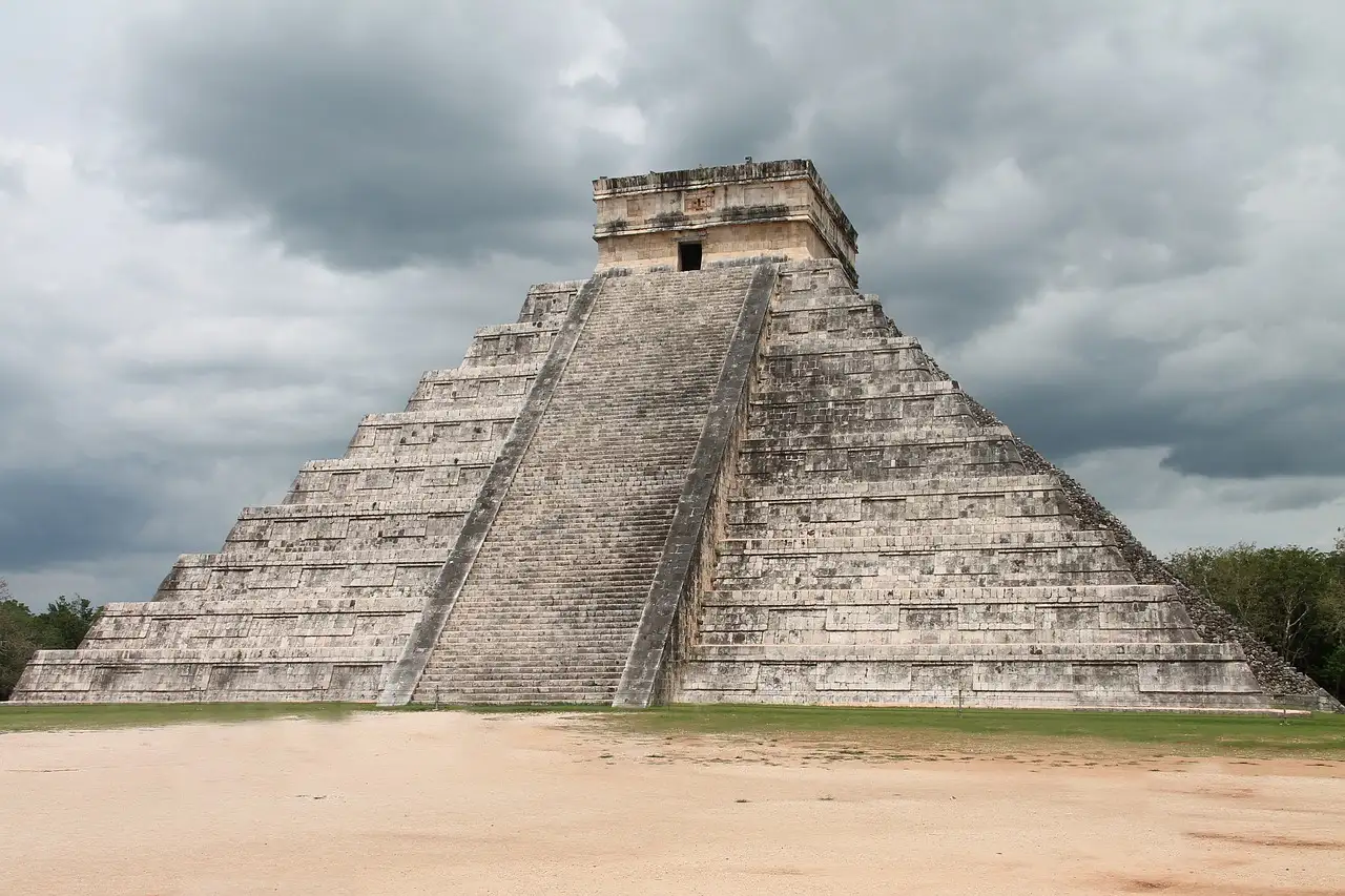 Wie wurde die Rechtsprechung in der aztekischen Gesellschaft geregelt?