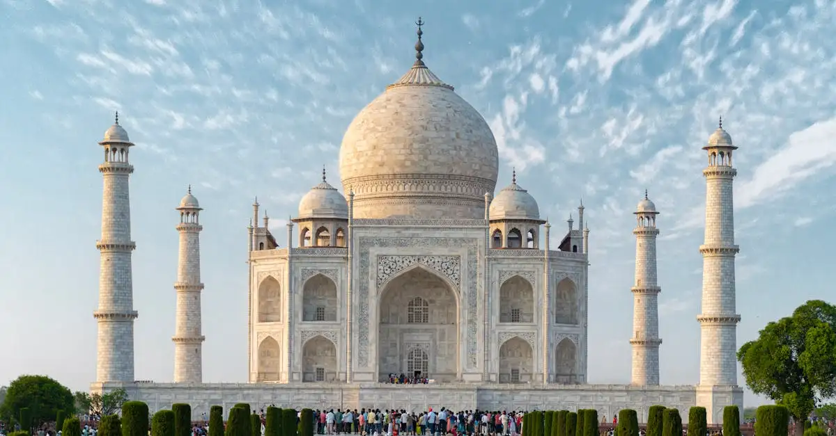 Welche berühmte Moschee in Indien hat weiße Kuppeln?