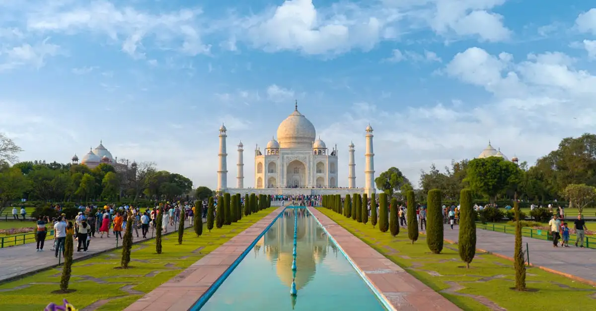 Welche berühmte Moschee in Indien hat weiße Kuppeln?