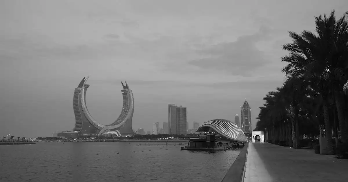 Welche Stadt beherbergt die berühmte Corniche-Promenade?