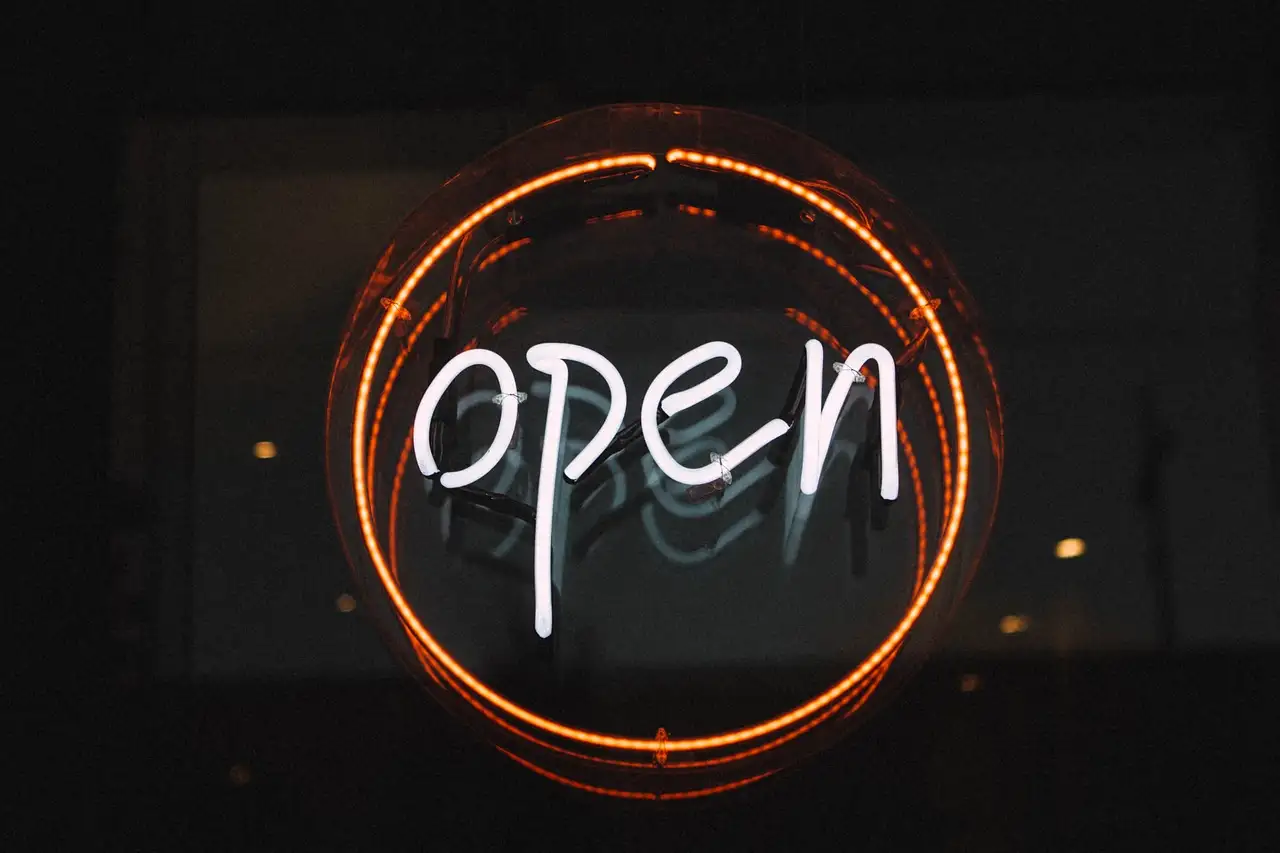 Wie demokratisieren Open-Source-Projekte die Softwareentwicklung?
