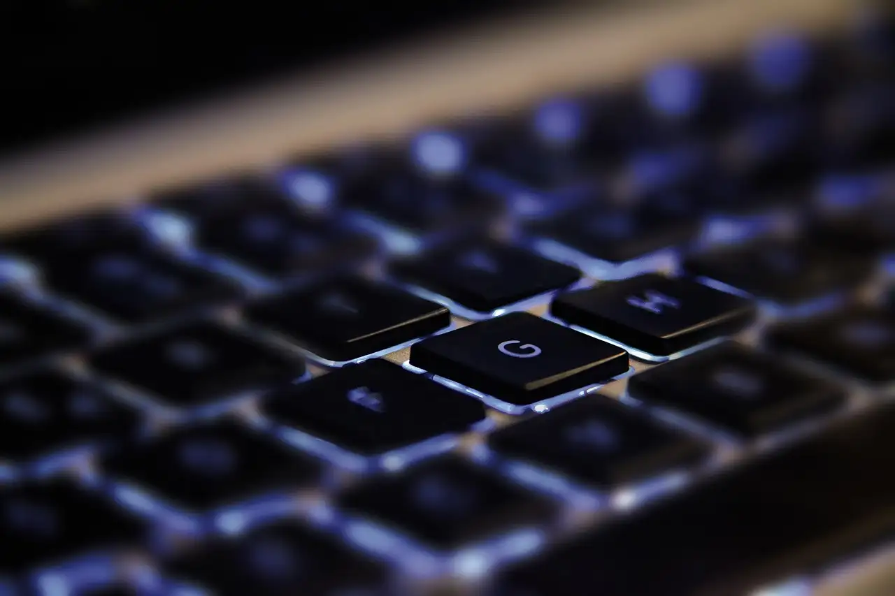 Wie reinigt man eine Tastatur effektiv mit einem Pinsel?