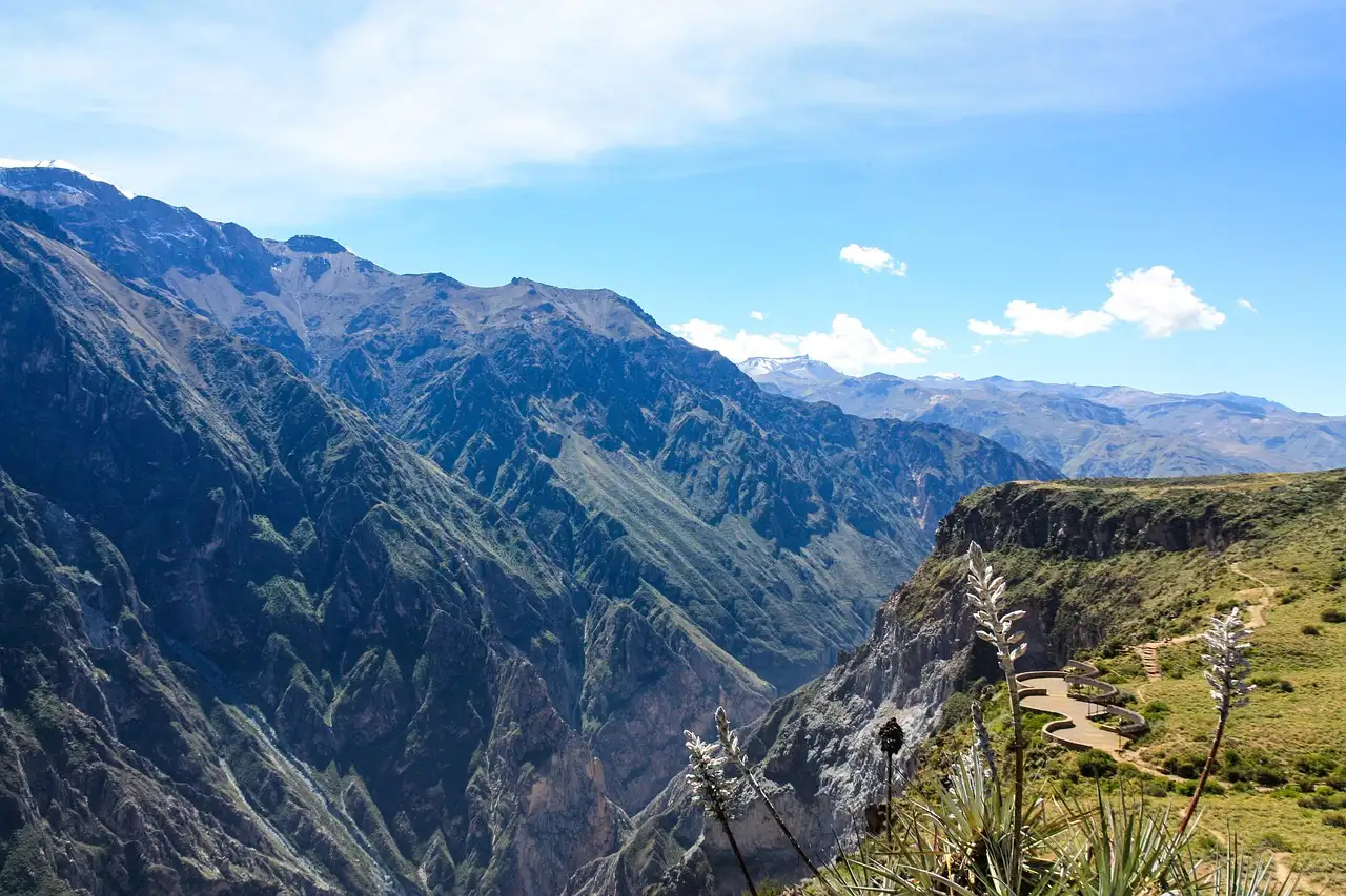 Welche Stadt in Peru ist der Zugang zum Colca Canyon?