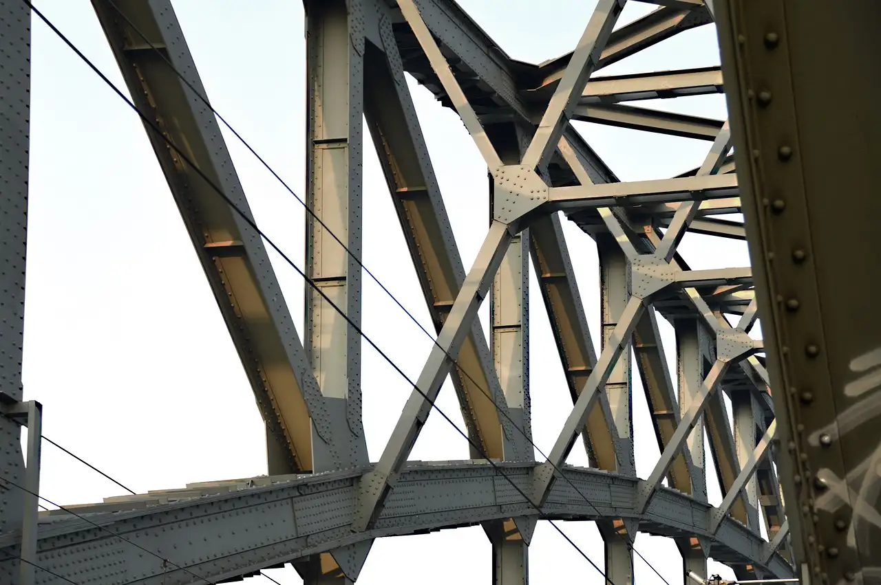 Wie werden Eisenbahnbrücken über Flüsse und Schluchten gebaut?