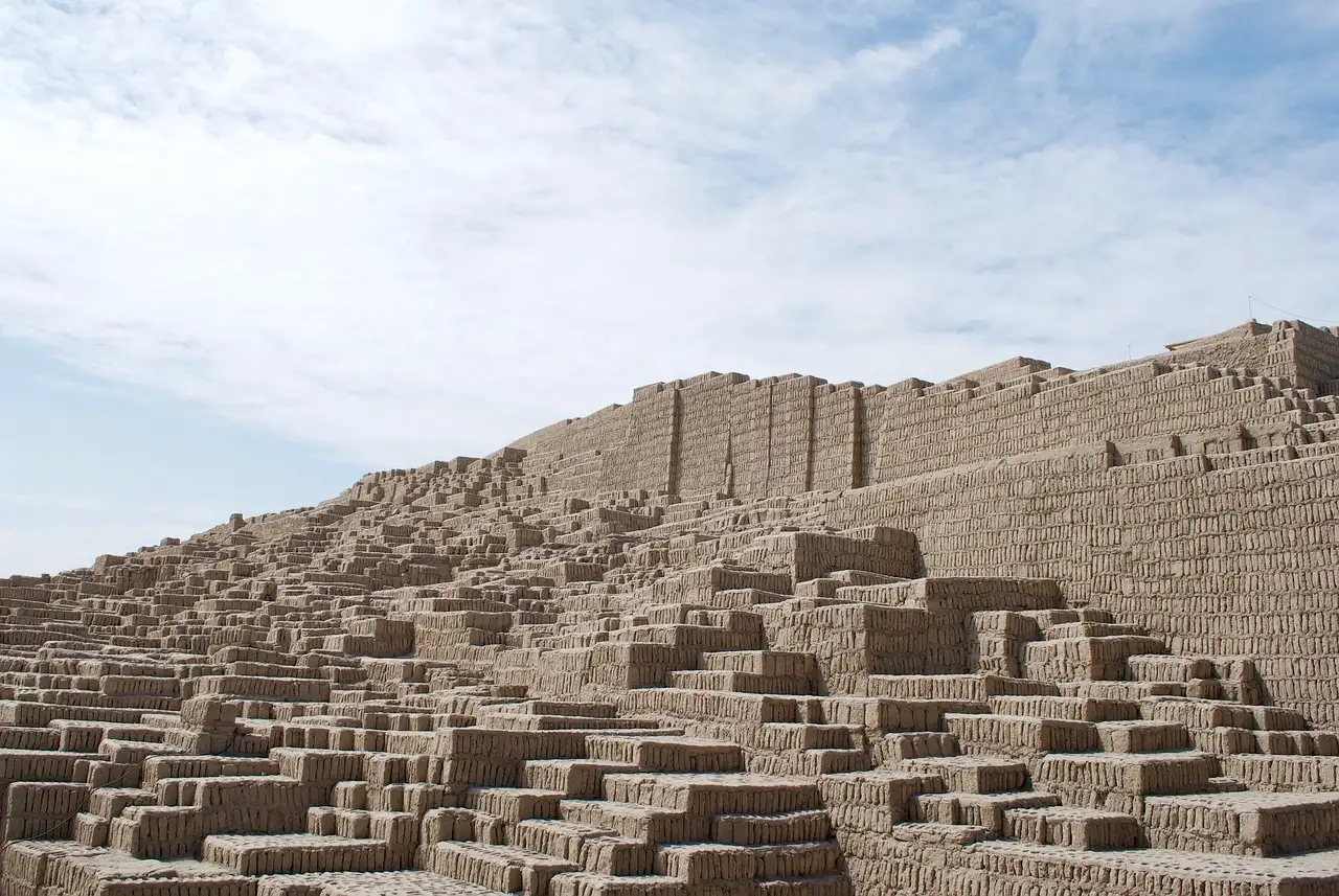 Wie wurden heilige Orte (Huacas) historisch ausgewählt?