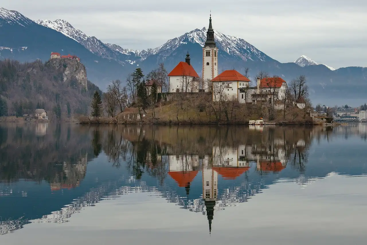 Warum ist der Bleder See in Slowenien so berühmt?