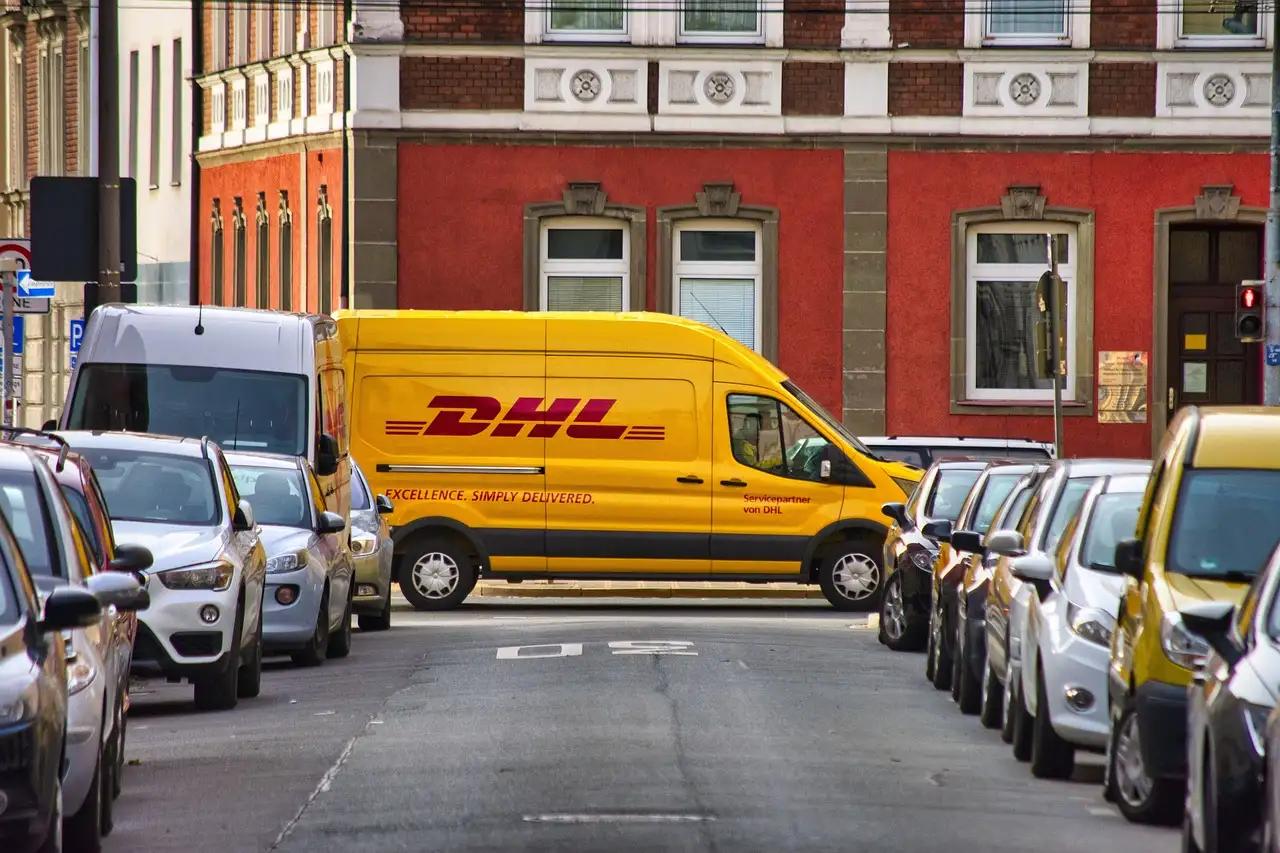 Was ist die spannende Geschichte der Marke DHL in Deutschland?