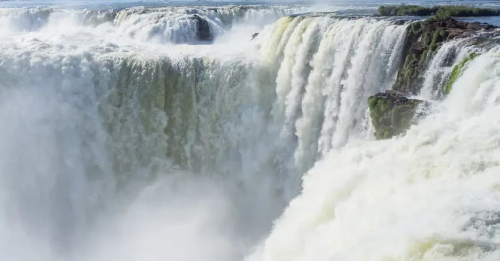 Was kann man an den Iguazú-Wasserfällen entdecken?