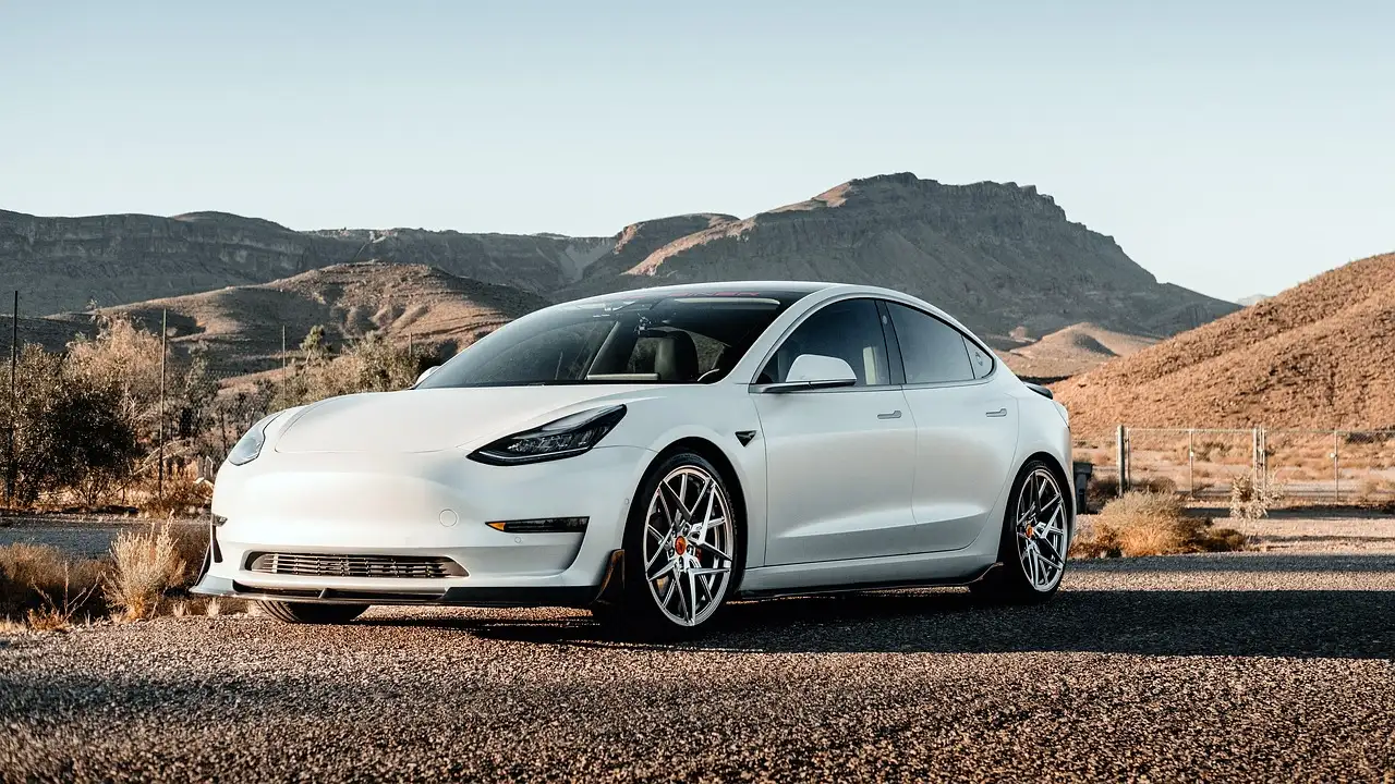 Was machte den Tesla Roadster zum einzigartigen Sportwagen?