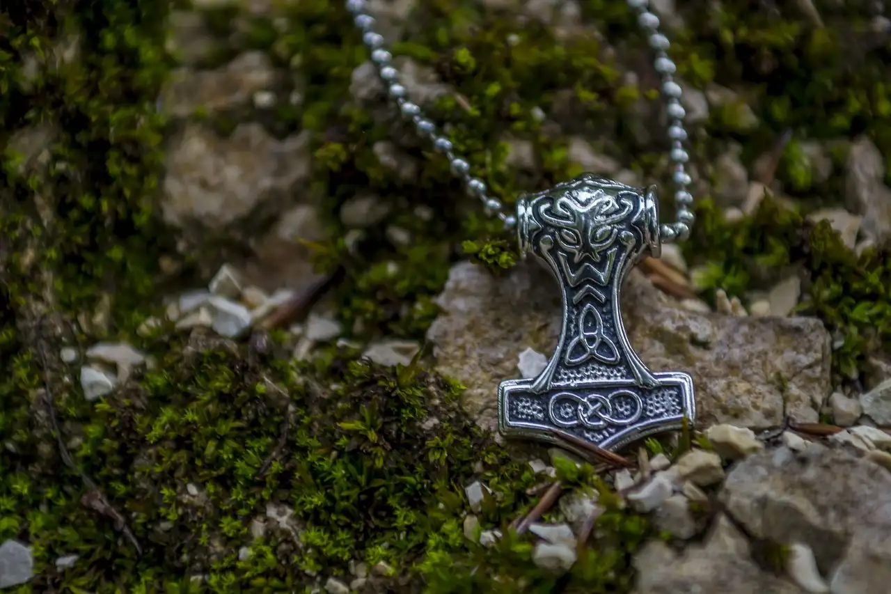 Wie war Thor und welche Symbole hatte er in der Mythologie?
