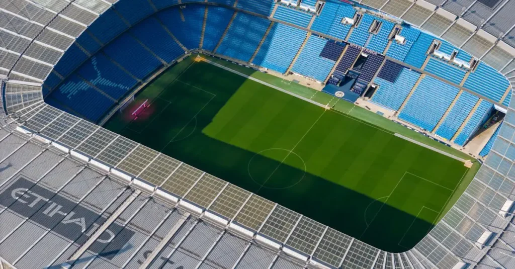 Was ist die Heimatstadt von Manchester City im UK?