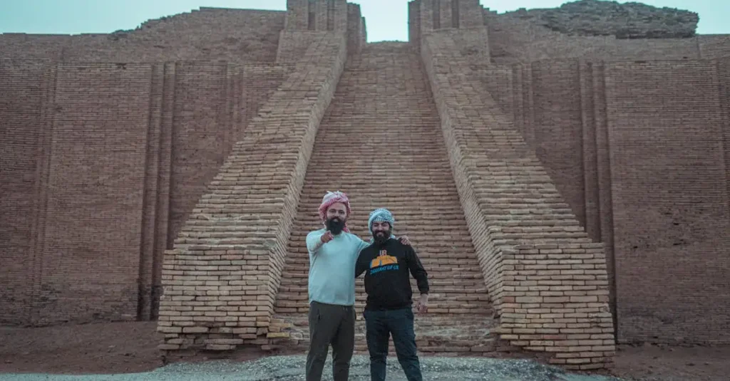 Welche Bedeutung hatten Ziggurats und flache Dächer in Mesopotamien?