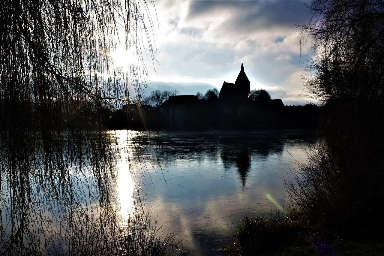 Welche Stadt in den Niederlanden ist für Tuchindustrie bekannt?