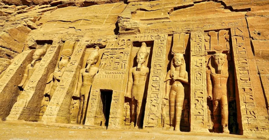 Wie wurden die beeindruckenden Tempel von Abu Simbel erbaut?