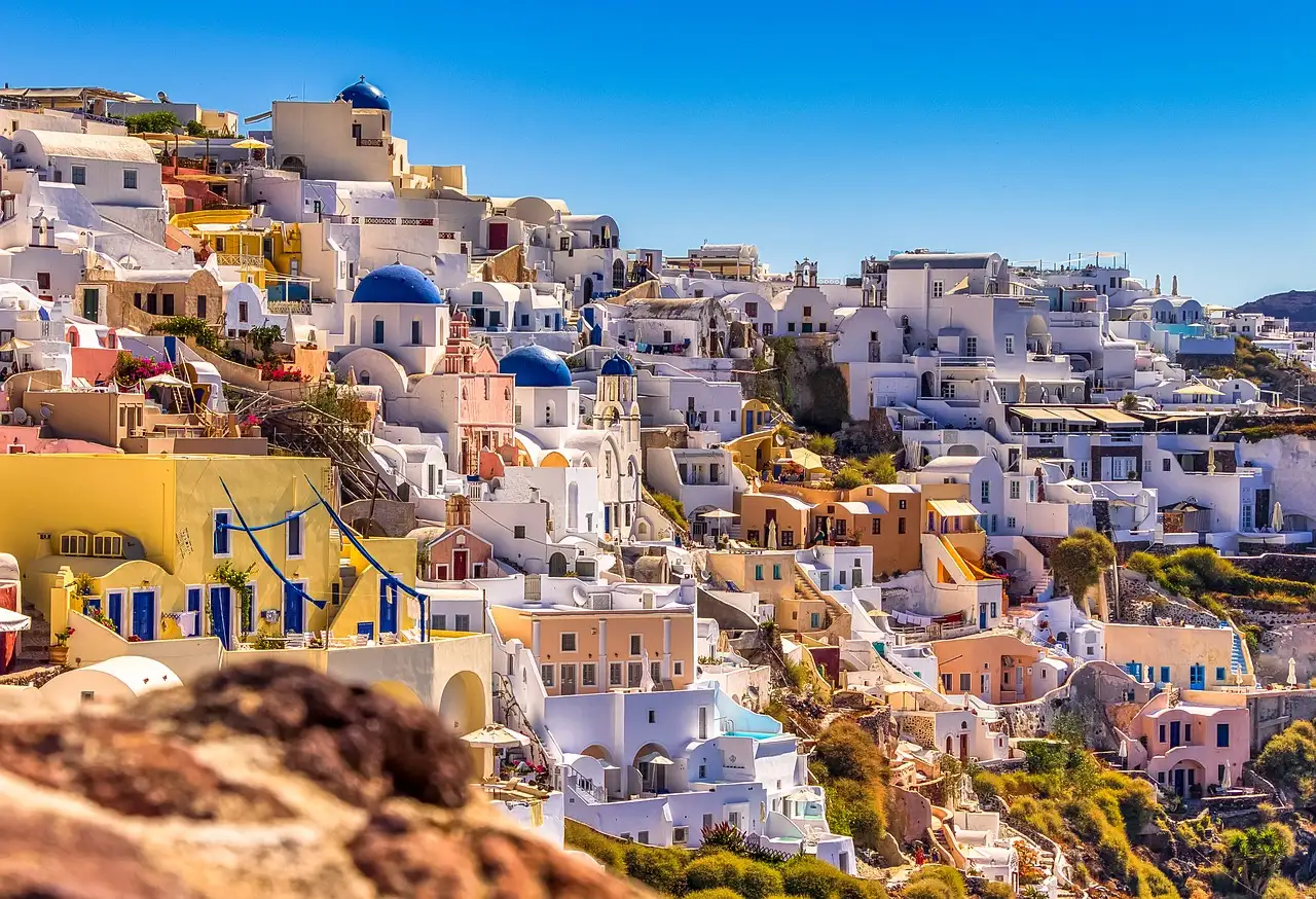 Was kann man auf der schönen Insel Santorin unternehmen?