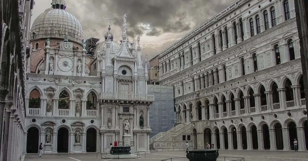 Welche Stadt beherbergt den berühmten Markusplatz?