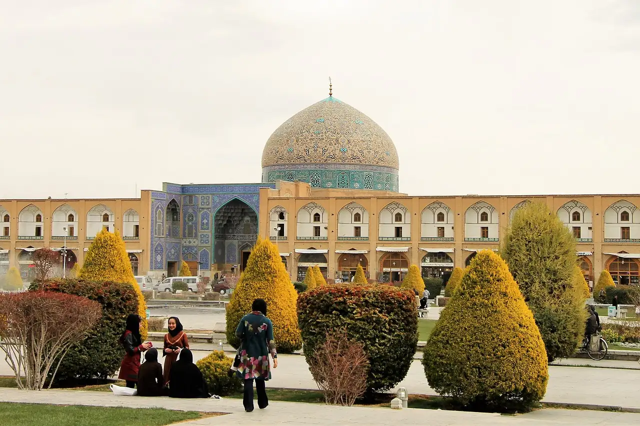 Welche Stadt im Iran ist für ihre blauen Moscheen bekannt?
