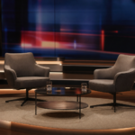Studio einer politischen Talkshow im Ersten mit zwei Sesseln und warmer Beleuchtung