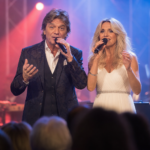Schlager-Auftritt auf großer Bühne mit Bühnenlicht